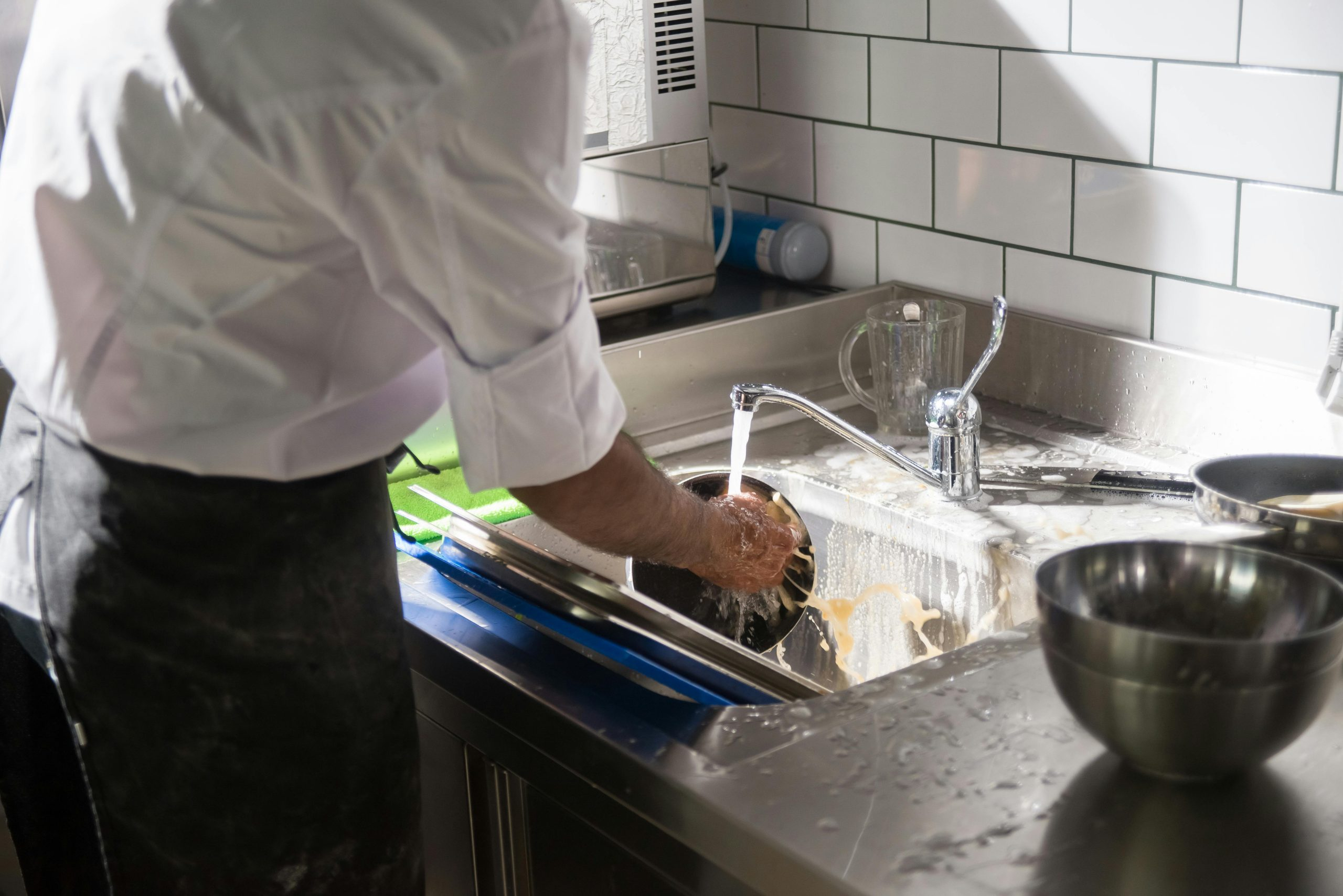 Touchless kitchen faucets promoting hygiene and convenience