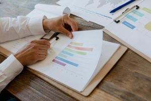 Evaluating Robo-Advisors Versus Human Financial Planners